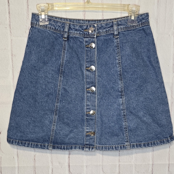 H&M Dresses & Skirts - H&M Divided Denim Button-Front Mini Skirt – Size 6